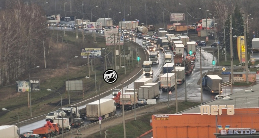 Из-за серьезного ДТП на трассе М5 образовалась огромная пробка