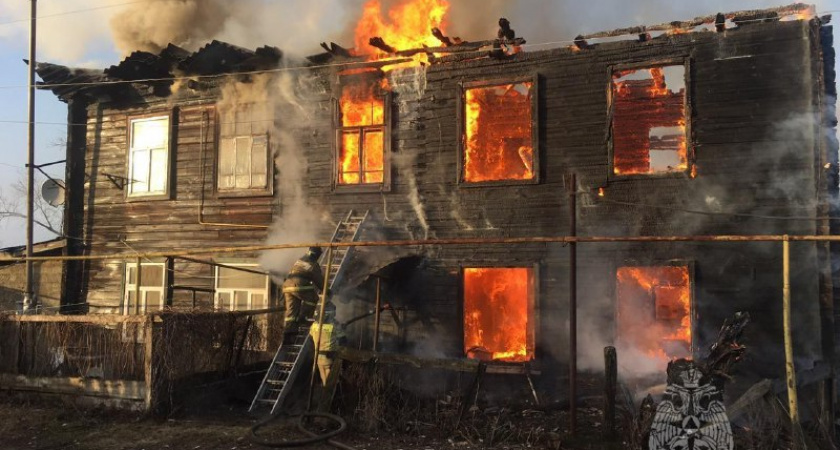 В поселке Верхозим Кузнецкого района произошел пожар в шести квартирного дома 