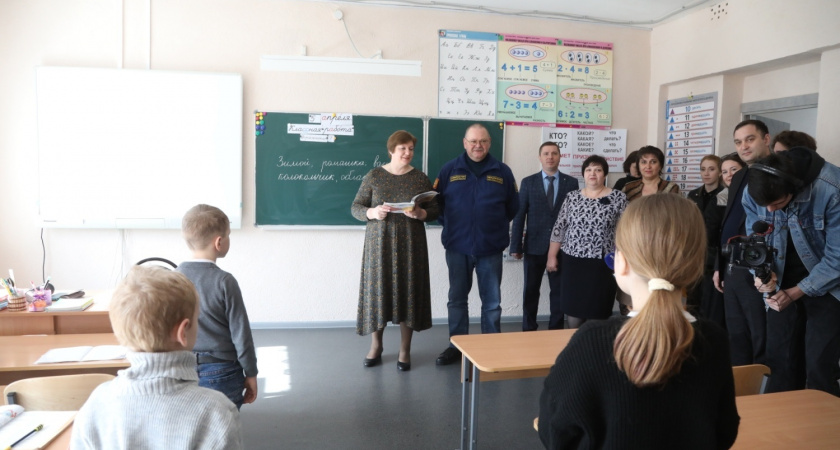 Мельниченко заявил, что спортзал в школе в Пачелмского района оремонтируют раньше срока 