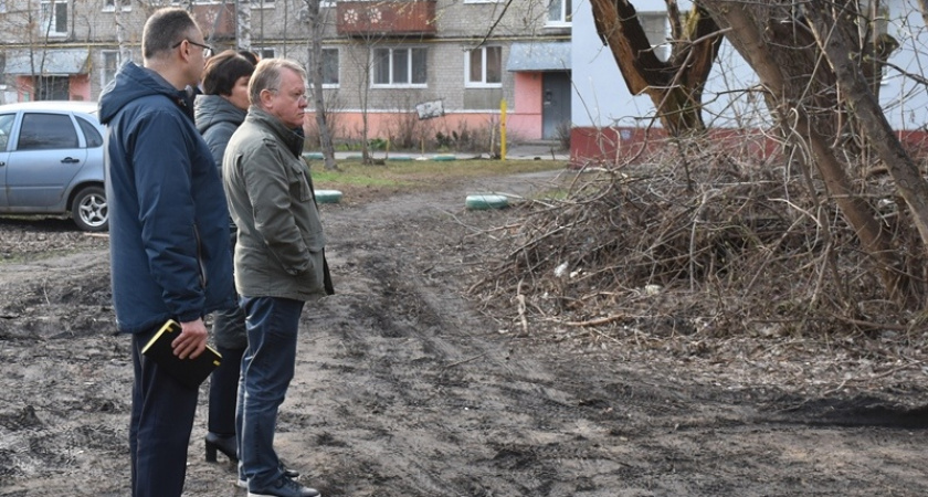 Мэр Пензы поручил убирать пыль и песок на остановках вручную