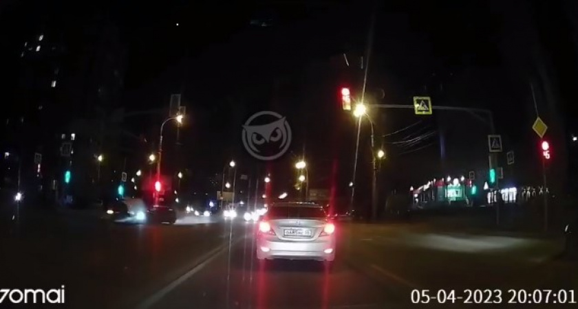 В Сети появилось видео жесткого столкновения на перекрестке в Пензе