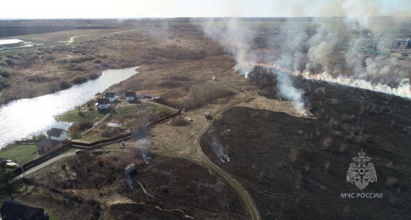 За сутки пензенские спасатели более 35 раз выезжали на тушение сухой травы