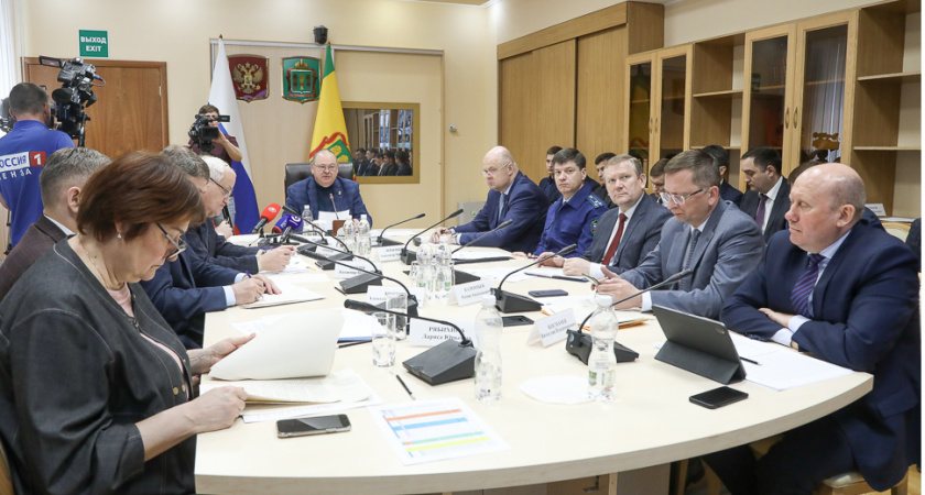 Олег Мельниченко сделал выговор 3 министрам за неумение планировать закупки