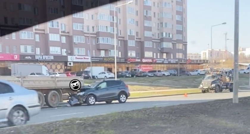 В Пензе на Ладожской иномарка врезалась в фуру