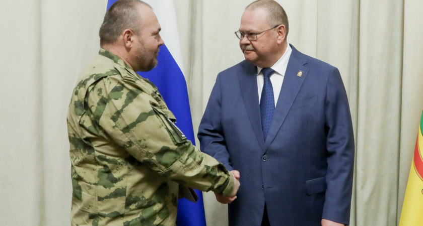 Мельниченко наградил бойцов добровольческого отряда "Барс-4"