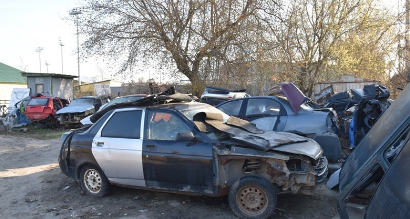 Басенко поручил разобраться с автосвалкой на Калинина