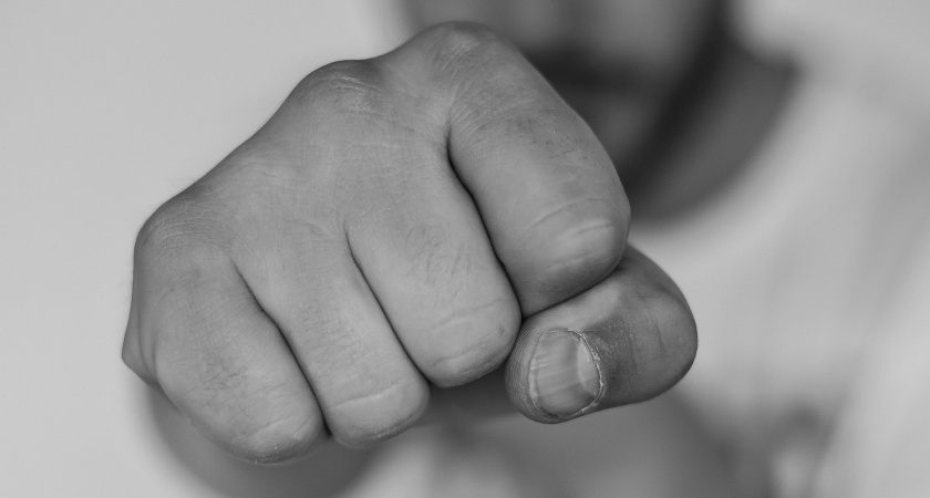 Подросток избил женщину на крыльце школы в Пензе 