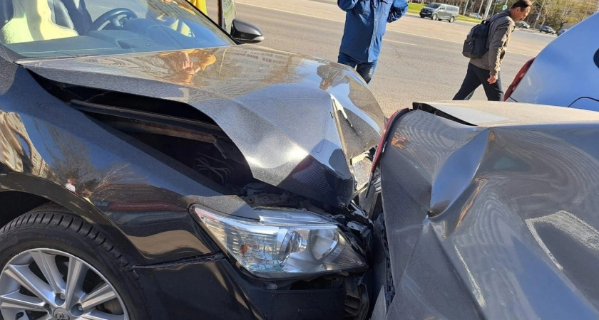 В Пензе столкнулись иномарка и автобус с детьми 