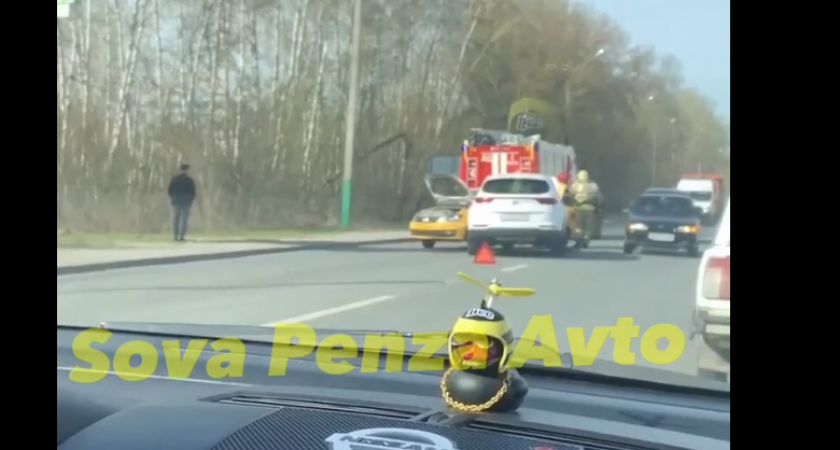 На Аустрина в Пензе столкнулись две иномарки: пожарные и медики выезжали на место ДТП