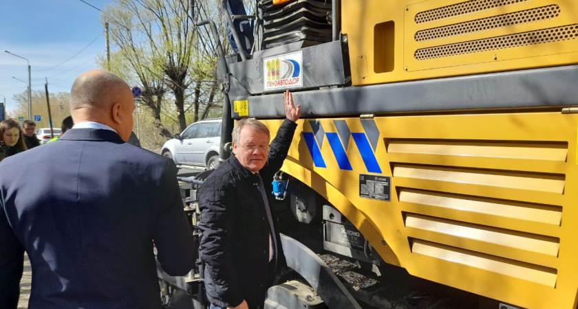 Александр Басенко проверил ход работ по ремонту дороги в Заре 