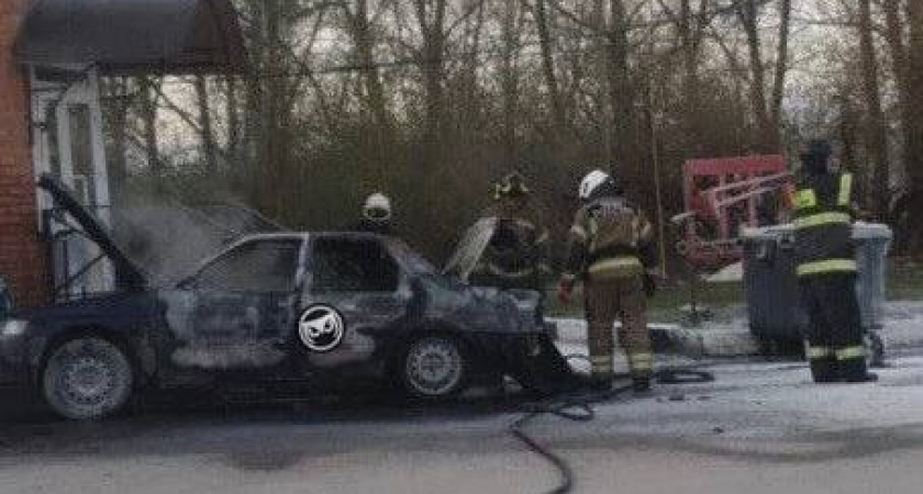 В Пензе на Строителей на газозаправочной станции сгорел автомобиль 