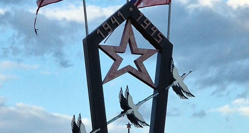 Жителям Кузнецка Пензенской области стало стыдно за рваные флаги и Знамя на стеле Победы