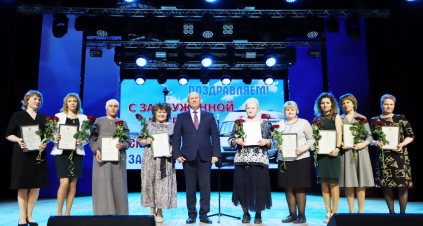 В Пензе накануне праздника торжественно поздравили работников скорой помощи