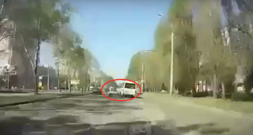Появилось видео с моментом ДТП, после которого маршрутка влетела в дерево на Строителей 
