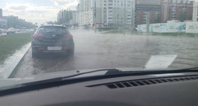 В Пензе водители встали в пробке на проспекте Строителей, который залило кипятком