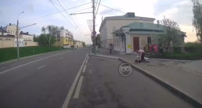 В Пензе на остановке около Музея одной картины устроили «первомайские бои MMA»