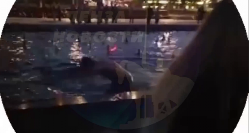 Житель Пензы устроил заплыв в фонтане на Московской на Первомай