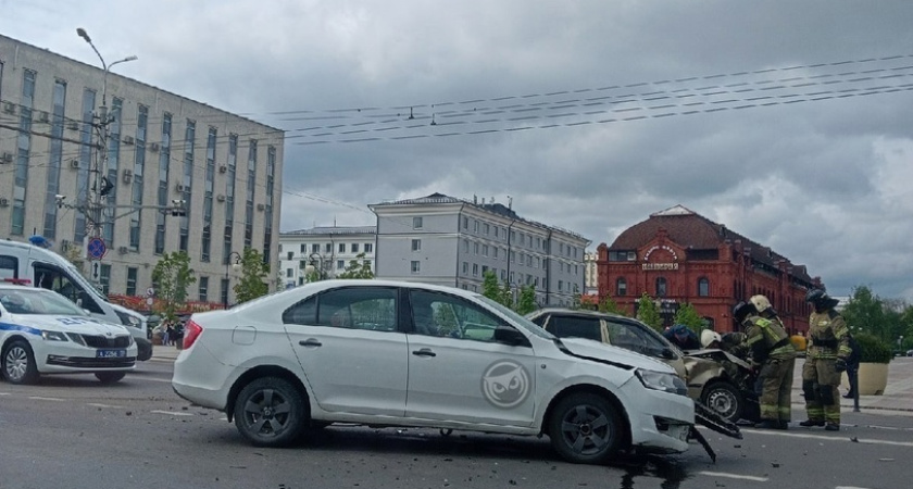 В Пензе на Кирова к месту ДТП с двумя легковушками приехали спасатели и скорая