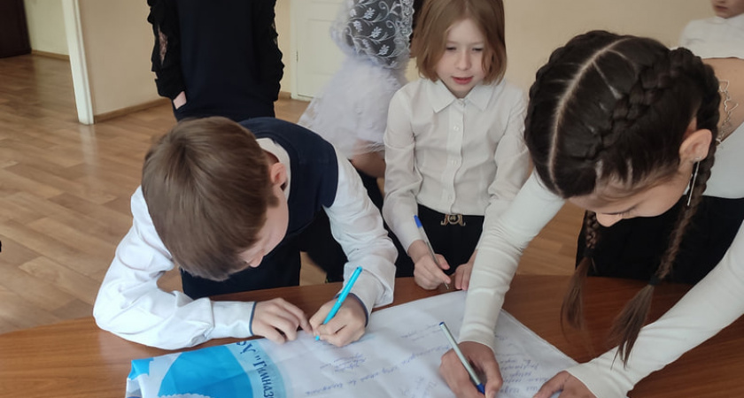 Ученики и педагоги пензенской Православной гимназии отправили письма и подарок бойцам СВО