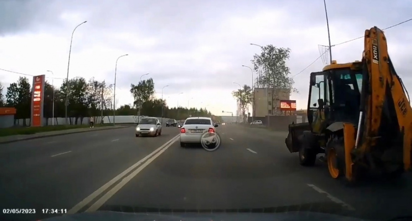 В Пензе на Окружной у трактора на ходу взорвалось колесо