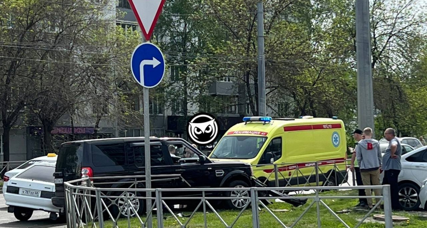 К месту ДТП с участием легковушки и внедорожника на Карпинского приехала реанимация 