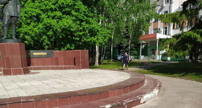 В Пензе обратили внимание на ужасное состояние памятника Милиционерам на улице Некрасова