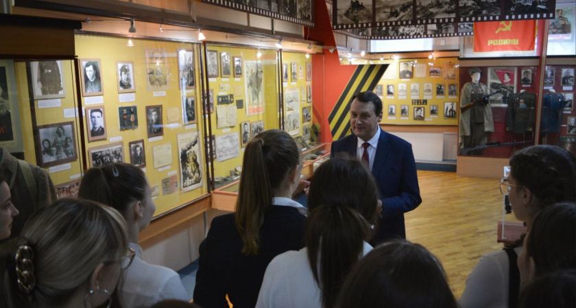 Олег Ягов провел для школьников 45-минутную экскурсию в краеведческом музее