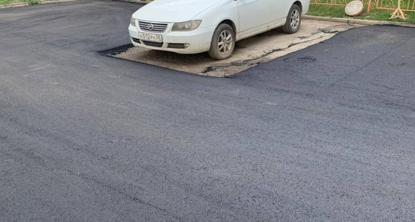 В Заречном Пензенской области дорожники положили асфальт вокруг припаркованного авто