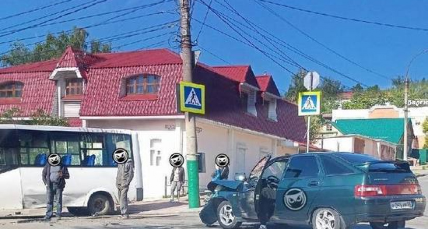 Утром 8 мая на перекрестке в центре Пензы столкнулись маршрутка и отечественный «ВАЗ» 