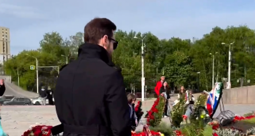 В Пензе звезда шоу «Голос» снял рилс с возложения цветов у Вечного огня
