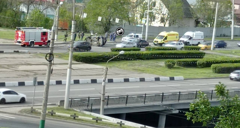 При съезде с улицы Карпинского в Пензе перевернулся Toyota 