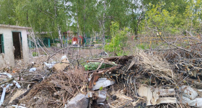 В Пензе дети дышат вонью со свалки, которая образовалась рядом с садиком