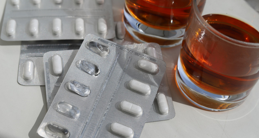 Пензенцам запретили мешать алкоголь с антибиотиками во время лечения ИППП