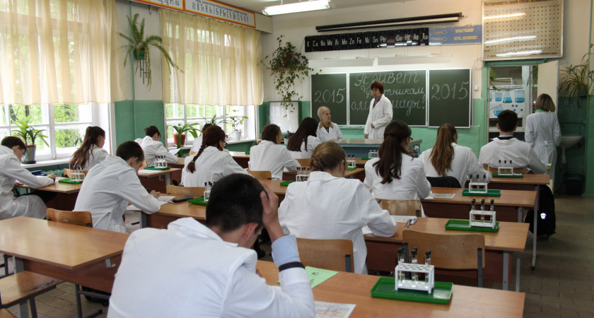 Студентам очникам могут повысить степендию до 16 242 рублей