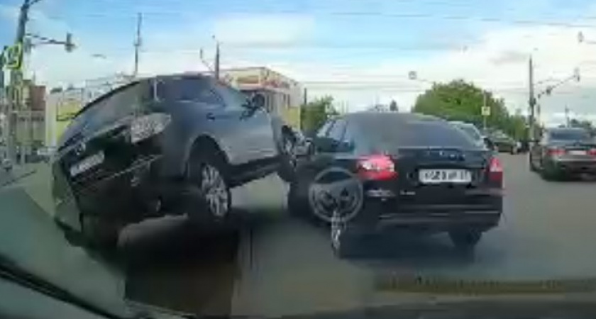 В Сети появилось видео, как в Пензе на Петровской внедорожник проехал по капоту "Лады"