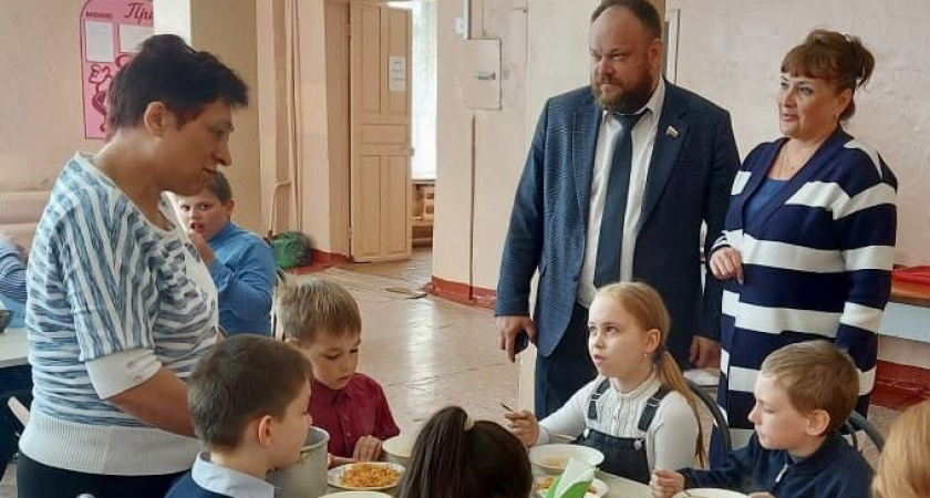 Пензенский депутат без предупреждения посетил столовую школы  №2 города Кузнецк