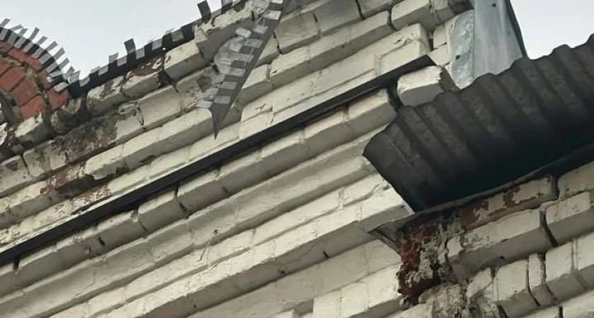 Жителей Кузнецка просят не приближаться к зданию медколледжа, с которого падают кирпичи