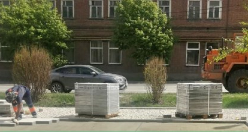 В Кузнецке благоустраивают сквер на Стекловской и дворовые территории