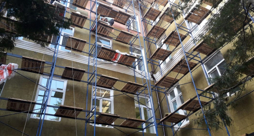 С фасада Сердобской больницы начал  отбивать слой старой штукатурки 