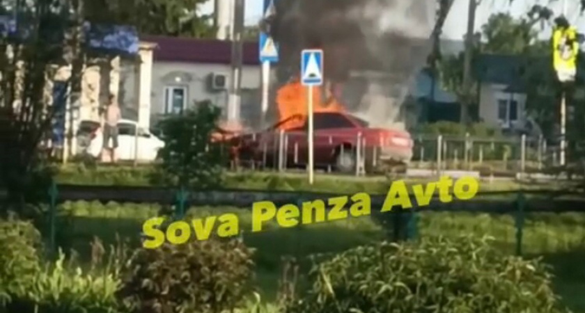 В Бессоновском районе очевидец снял на видео горящий автомобиль