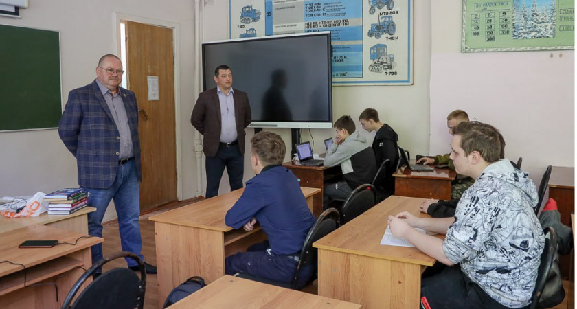Олег Мельниченко поручил начать подготовку к ремонту школ в Сосновоборском районе