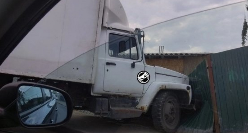 В Пензе белый грузовик врезался в забор жилого дома на Горбатовом переулке
