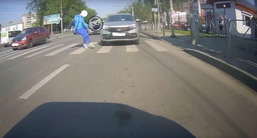 В Пензе женщина вышла на красный свет и врезалась в ехавшую "Ладу" на глазах у ГИБДД