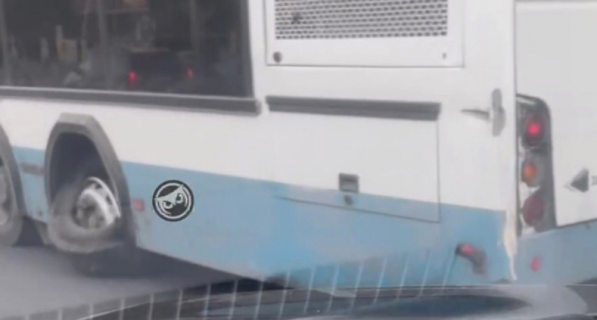 В Пензе на дороге заметили автобус с "разутым" колесом