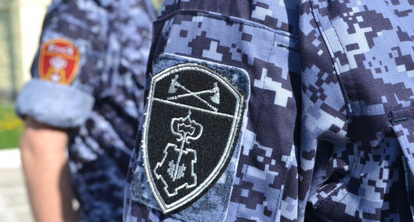 В Пензе на крыльце здания буйный 70-летний мужчина устроил драку с охранником