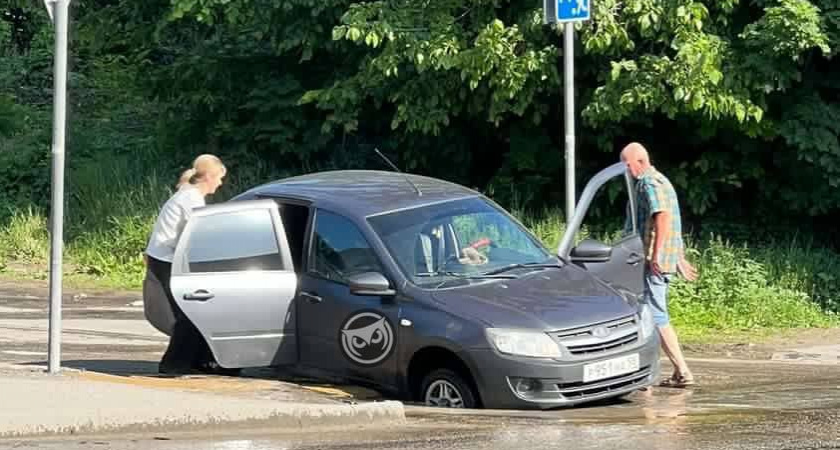 В Пензе на пересечении улиц Гражданской и Комсомольской авто провалилось в яму