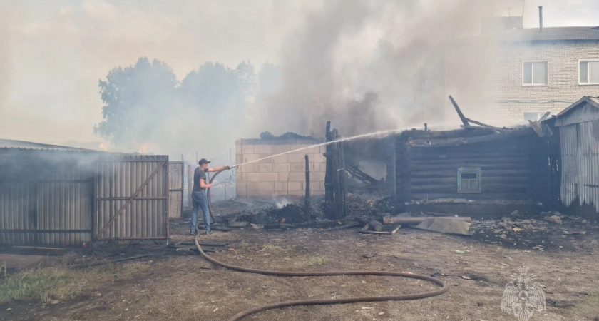 МЧС: в Сосновоборском районе сгорели постройки и автомобиль 