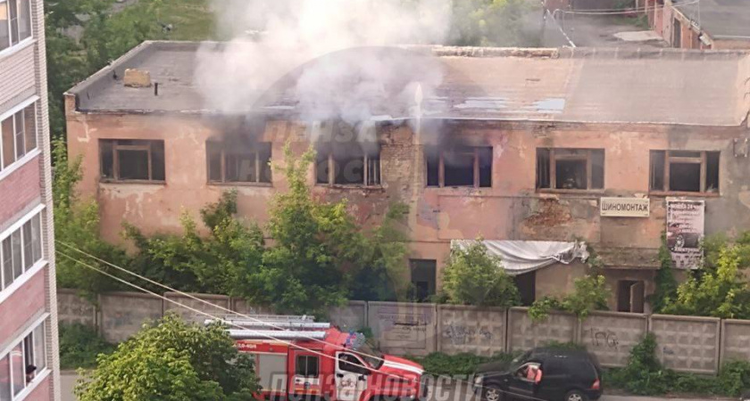 В Пензе на 5-м Виноградном проезде взрывалась и горела двухэтажная заброшка