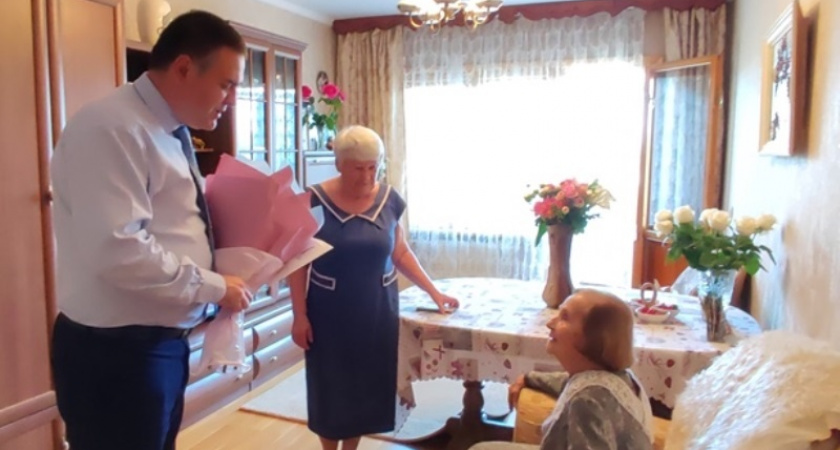 В Пензе сотрудники мэрии поздравили с 95-летием участницу трудового фронта