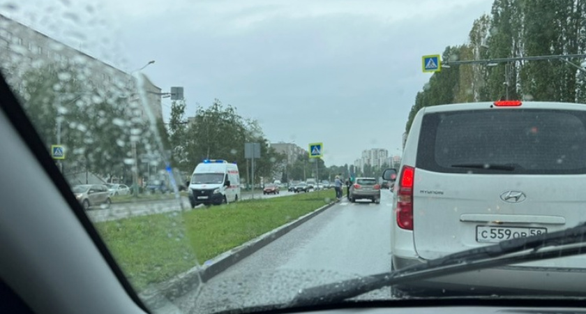 В Пензе на проспекте Строителей автоледи на Hyundai сбила двух детей 